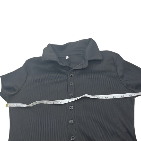 The Chic‎ Essence: Button-Front Romper for Effortless Elegance - Picture 3 of 6